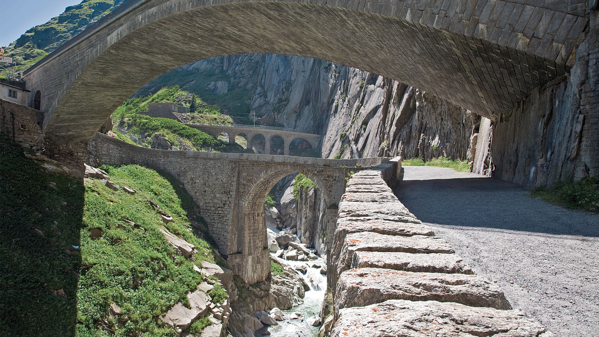 Andermatt1 Топ 10 лучших экскурсий по Швейцарии - путеводитель по Швейцарии - путеводитель по Швейцарии от ZurichGuide.ru. Что обязательно посмотреть в Швейцарии, самые зрелищные маршруты